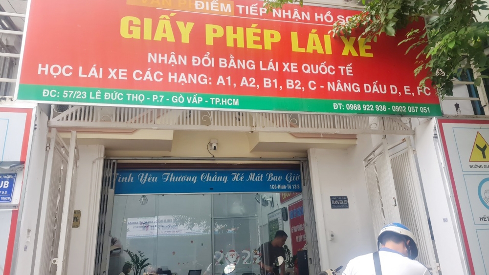 Cần làm rõ những “chiêu trò” của Văn phòng tiếp nhận hồ sơ lái xe ở Thành phố Hồ Chí Minh?