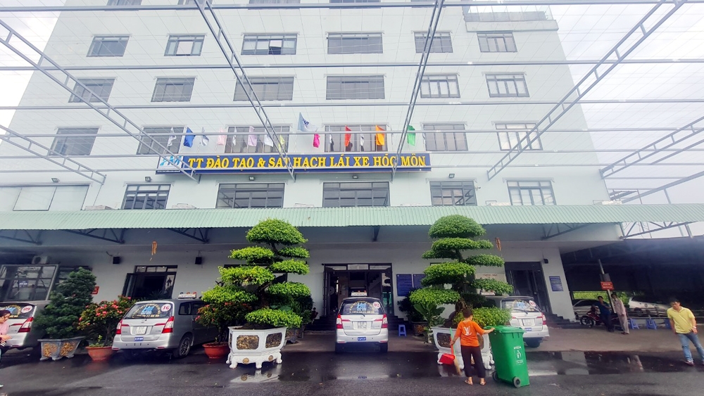 Cần làm rõ những “chiêu trò” của Văn phòng tiếp nhận hồ sơ lái xe ở Thành phố Hồ Chí Minh?