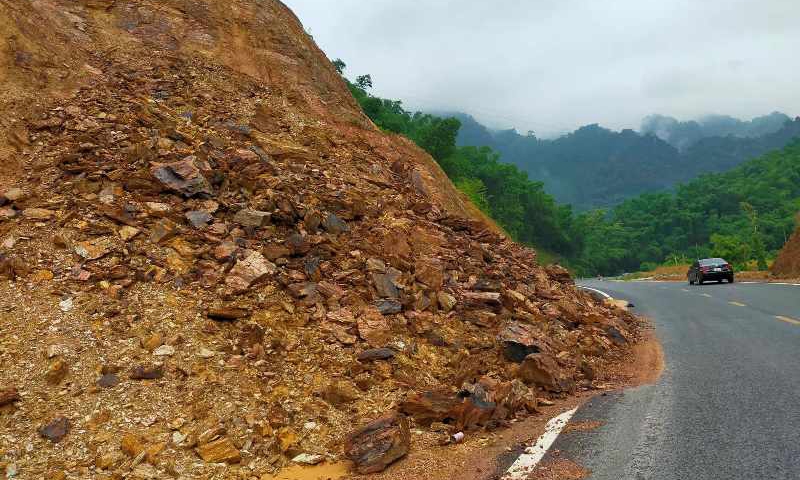 Quan Hóa (Thanh Hóa): Xuất hiện một số điểm sạt lở trên Quốc lộ 15, tiềm ẩn nguy cơ mất an toàn giao thông