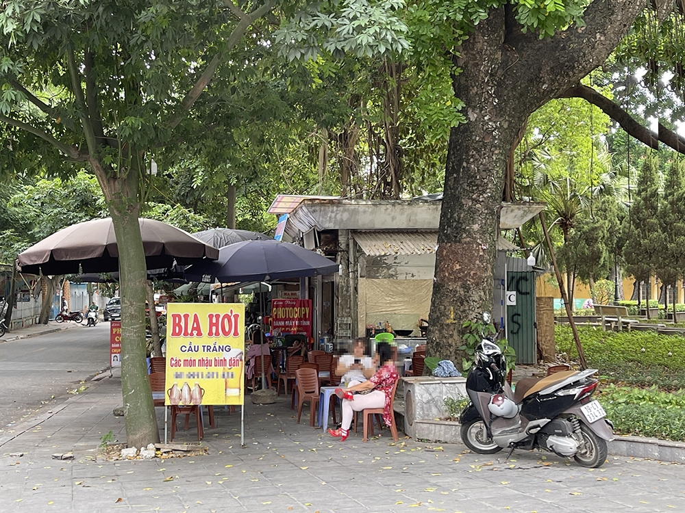 Hà Nội: Cận cảnh vườn hoa Hà Đông xuống cấp, vỉa hè bị chiếm dụng