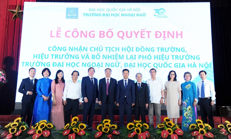 Trao Quyết định công nhận tân Hiệu trưởng trường Đại học Ngoại ngữ - Đại học Quốc gia Hà Nội