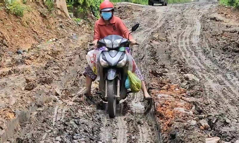 Đắk Lắk: Chùm ảnh cận cảnh đường 100 tỷ thi công kiểu “hành dân”