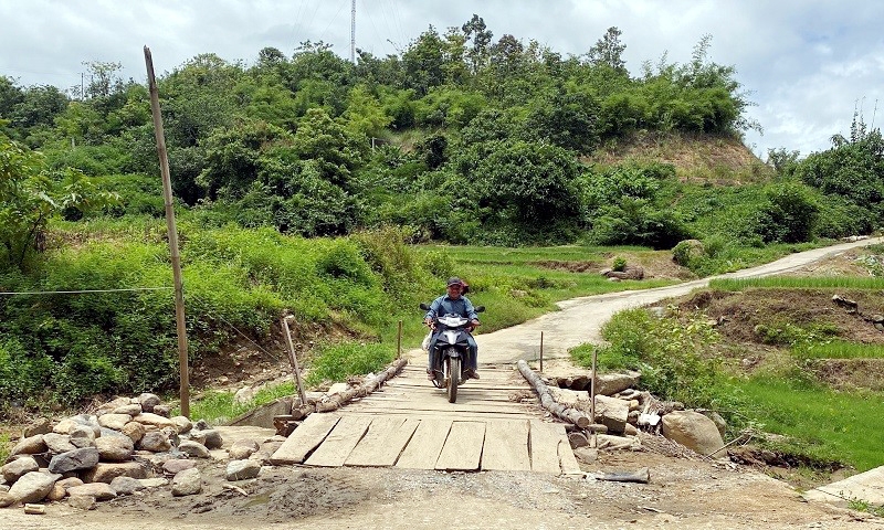 Thanh Hóa: Cầu tràn sập khiến hơn 100 hộ dân đi lại khó khăn