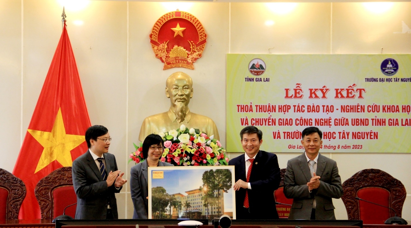 UBND tỉnh Gia Lai và trường Đại học Tây Nguyên ký kết thỏa thuận hợp tác