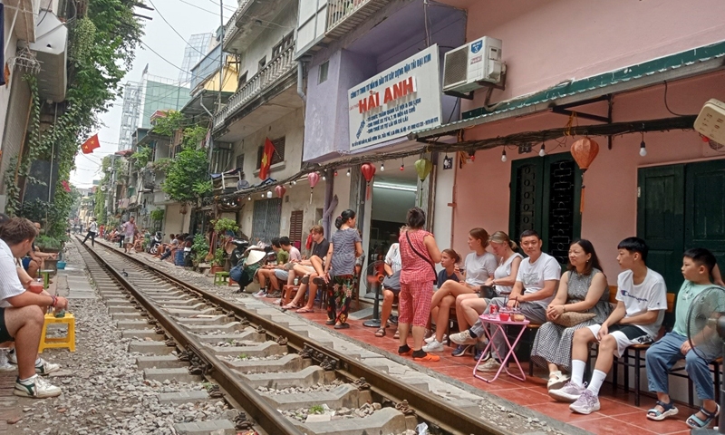 Hà Nội: Xóm cà phê đường tàu vẫn nườm nượp du khách