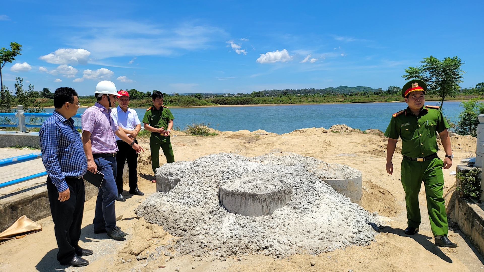 Độc lạ thành phố Quảng Ngãi: Ụ bê tông ngăn “cát tặc” bị… làm giả