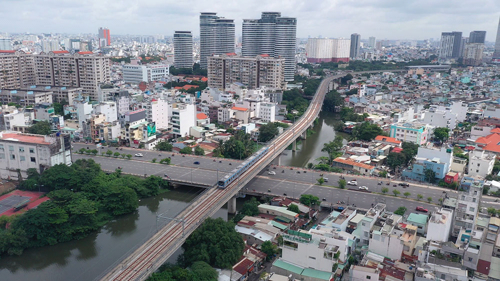 Lần đầu tiên, metro số 1 chạy thử toàn tuyến sau hơn 10 năm khởi công