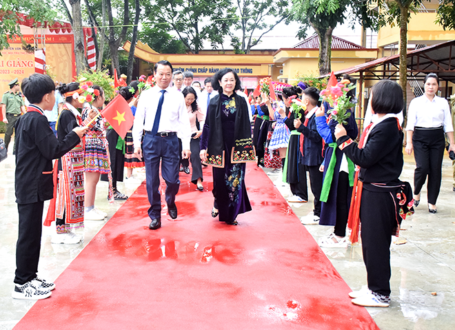 Thường trực Ban Bí thư Trương Thị Mai dự lễ khai giảng tại huyện Văn Yên, Yên Bái