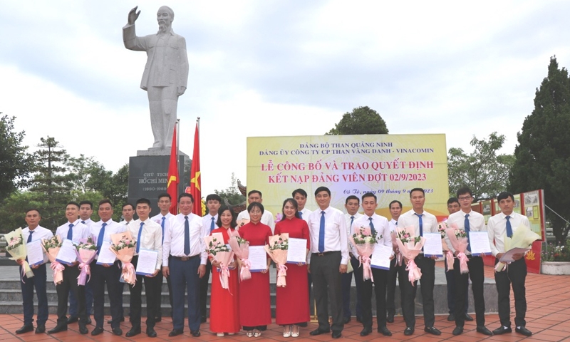 Quảng Ninh: Thiêng liêng, kết nạp Đảng bên tượng Bác trên đảo Cô Tô