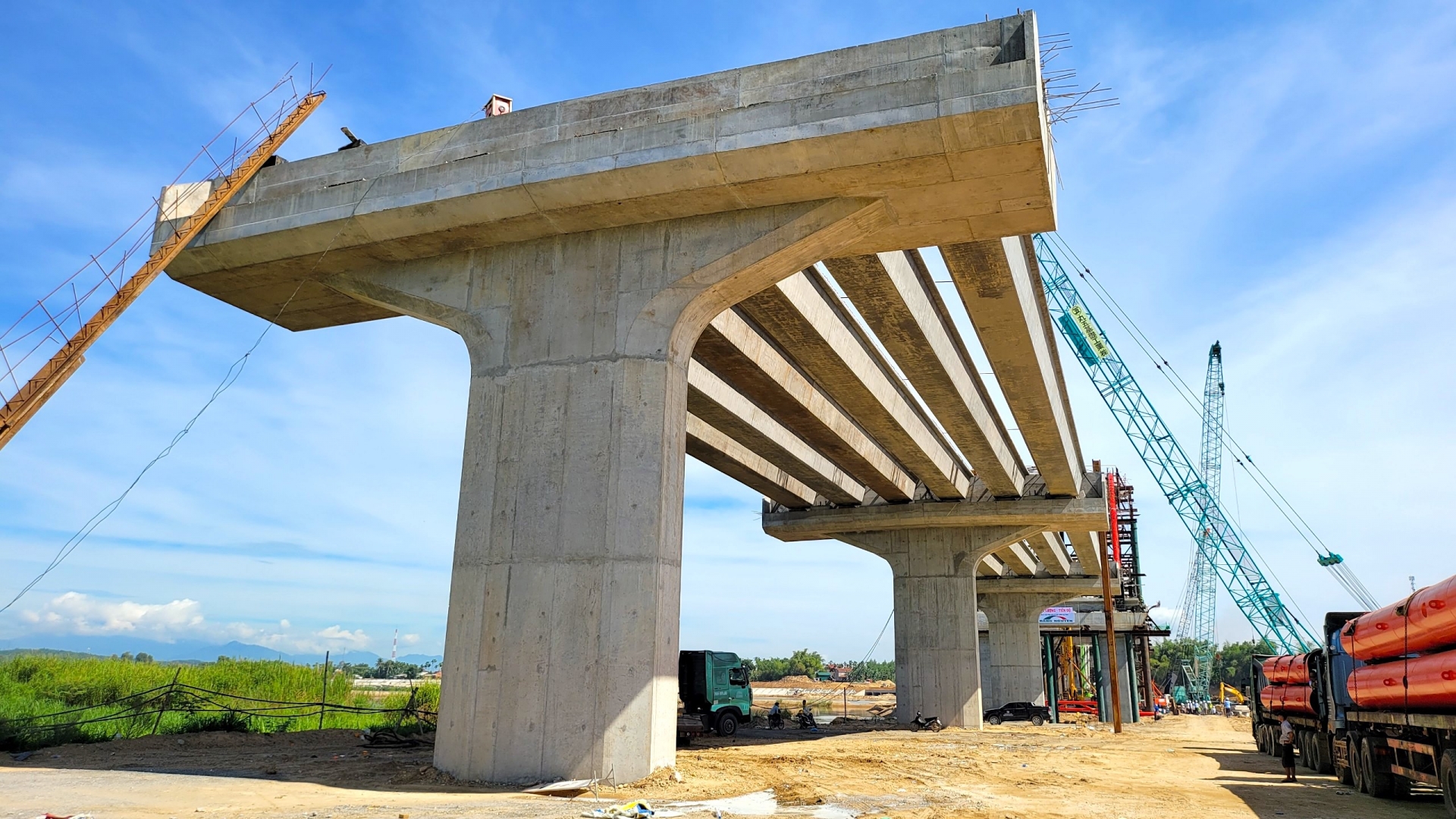 Quảng Ngãi: Cầu Trà Khúc 3 đã hiện ra giữa dòng sông Trà