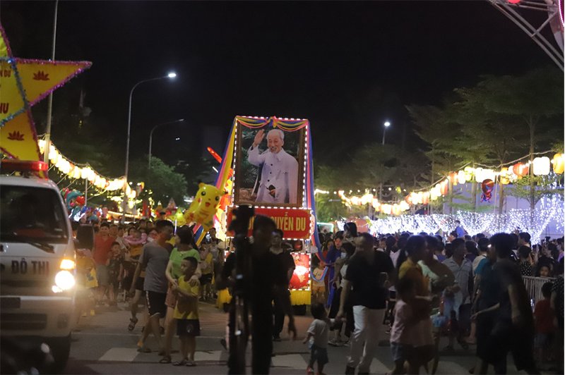 Hà Tĩnh: Lung linh đêm hội “Thành sen rước đèn Trung thu”