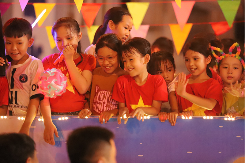 Hà Tĩnh: Lung linh đêm hội “Thành sen rước đèn Trung thu”