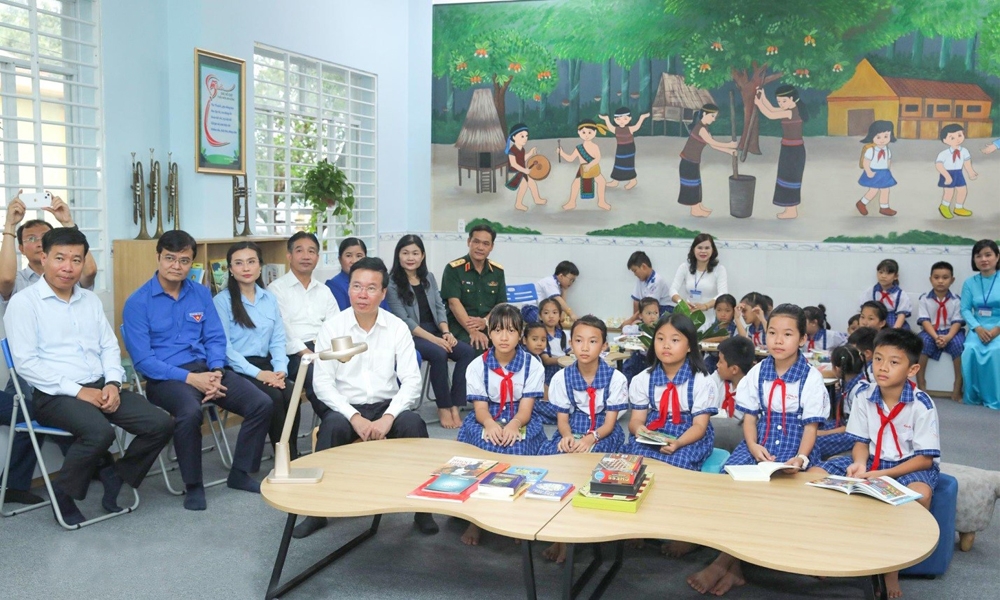 Chủ tịch nước Võ Văn Thưởng thăm và tặng quà trường Tiểu học Tân Xuân C tại Bình Phước