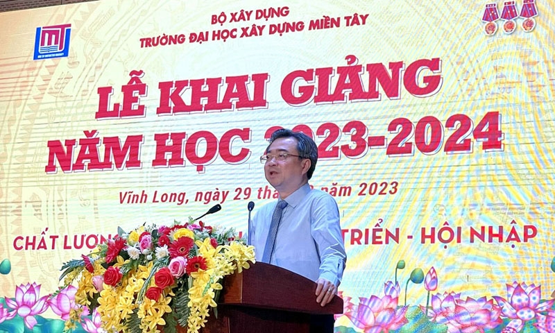 Bộ trưởng Bộ Xây dựng Nguyễn Thanh Nghị dự Lễ khai giảng năm học 2023-2024 trường Đại học Xây dựng Miền Tây
