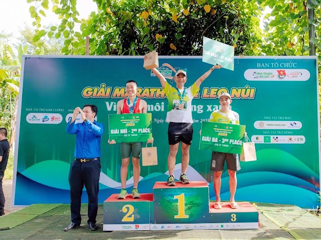 Khánh Hòa: Gần 500 người tham gia chạy marathon và leo núi vì một môi trường xanh