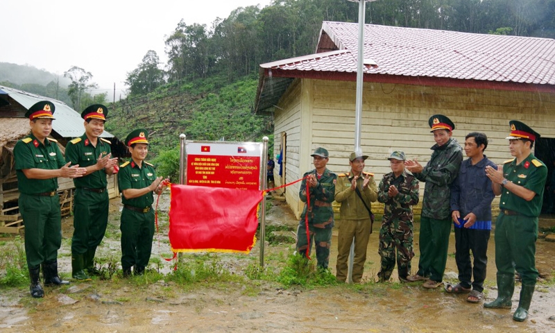 Bộ Chỉ huy quân sự tỉnh Quảng Nam tặng công trình chiếu sáng cho tỉnh Sê Kông (Lào)