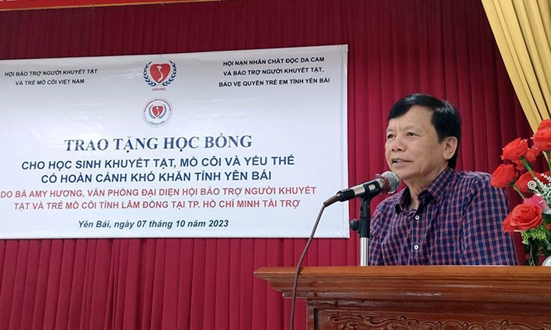 Yên Bái: 100 em học sinh có hoàn cảnh đặc biệt được trao học bổng