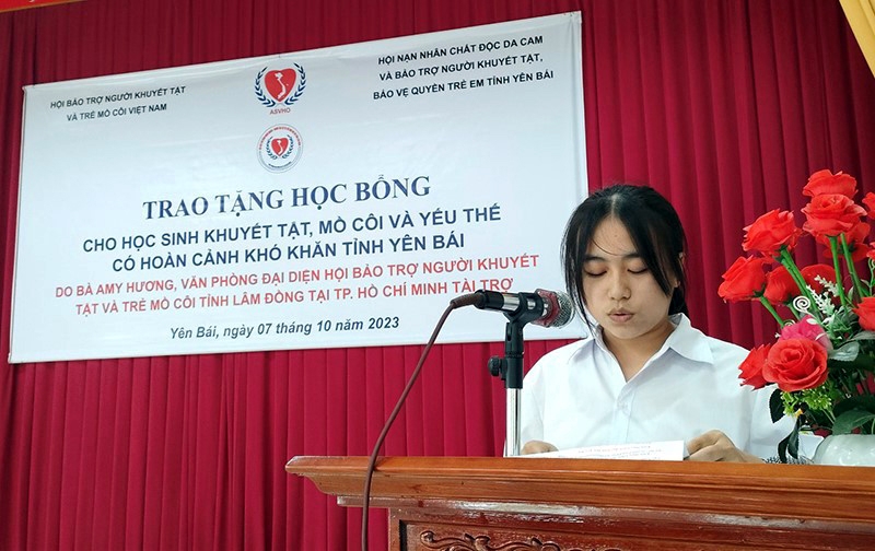 Yên Bái: 100 em học sinh có hoàn cảnh đặc biệt được trao học bổng