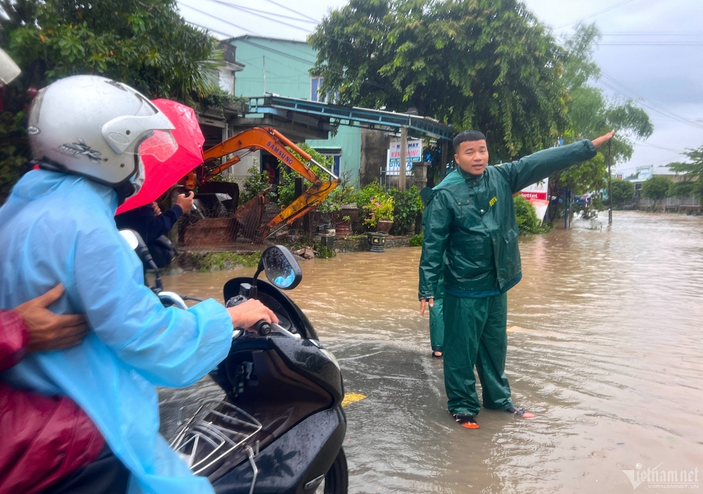 Kè chắn sóng ở biển Hội An tan hoang sau mưa lớn