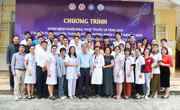 CLB Thầy thuốc Hoa phượng đỏ: Khám bệnh nhân đạo, phát thuốc và tặng quà nhân kỷ niệm 75 năm truyền thống Thuỷ Nguyên quật khởi