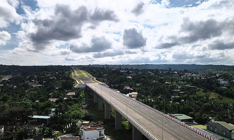 Đắk Lắk: Chiêm ngưỡng vẻ đẹp Đại lộ ngàn tỷ từ trên cao trước ngày vận hành