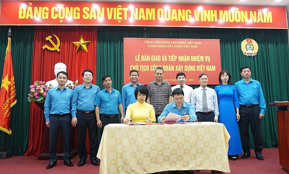 Lễ bàn giao và tiếp nhận nhiệm vụ Chủ tịch Công đoàn Xây dựng Việt Nam