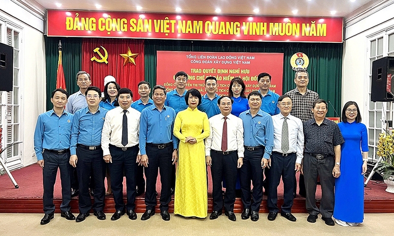 Ba lãnh đạo Công đoàn Xây dựng Việt Nam chính thức nhận Quyết định nghỉ chế độ