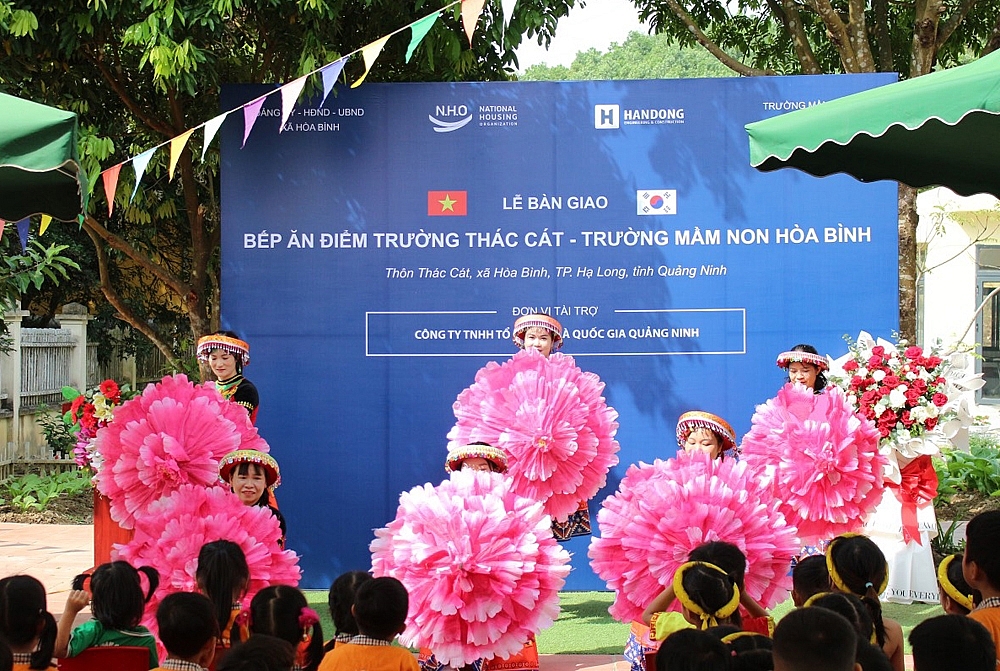 N.H.O và Công ty Handong tài trợ khánh thành bếp ăn yêu thương cho trường Mầm non Hòa Bình