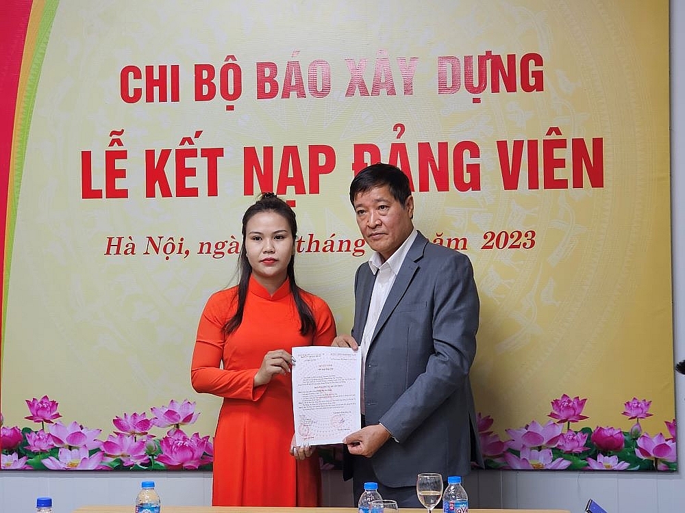 Chi bộ Báo Xây dựng kết nạp 03 đảng viên mới