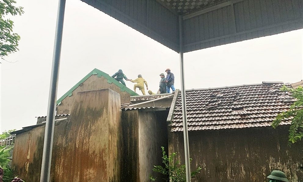 Lộc Hà (Hà Tĩnh): Mưa lớn làm tốc mái hàng chục ngôi nhà