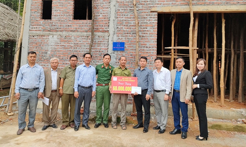 Trấn Yên (Yên Bái): Hội Hỗ trợ gia đình liệt sỹ tỉnh, Báo Thanh tra trao tiền hỗ trợ làm nhà tình thương