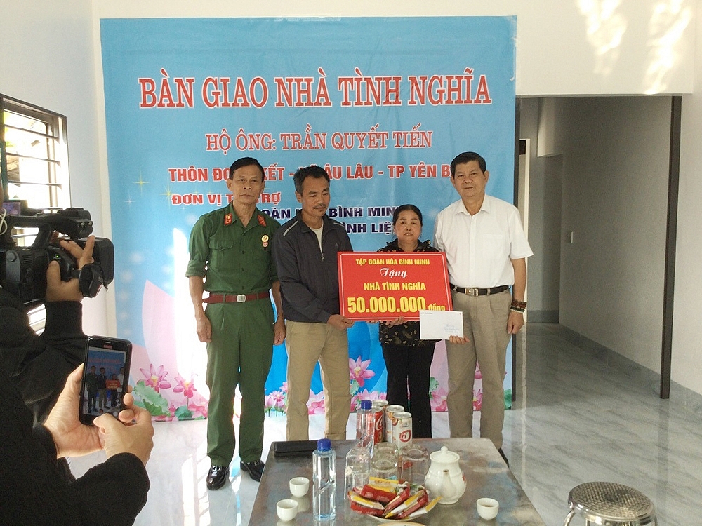 Thành phố Yên Bái: Khánh thành, bàn giao nhà tình nghĩa và trao tiền hỗ trợ làm nhà cho người thờ cúng liệt sỹ