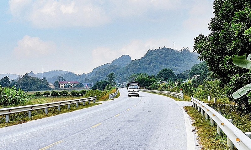 Đầu tư xây mới Quốc lộ 15D đoạn từ Quốc lộ 1 đến đường Hồ Chí Minh nhánh Tây theo phương thức PPP