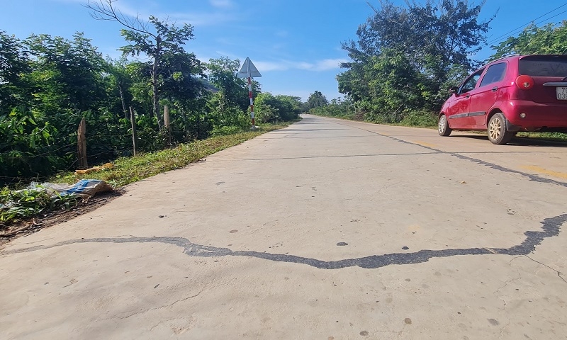 Đắk Lắk: Đường liên xã mới đưa vào sử dụng đã xuất hiện chi chít vết nứt