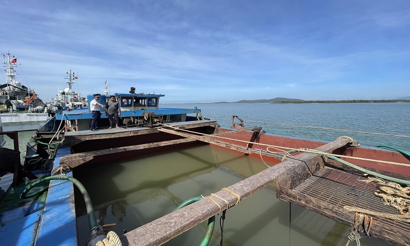 Bắt quả tang tàu hút cát trái phép trên biển