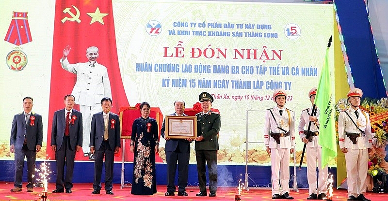 Công ty Cổ phần Đầu tư xây dựng và Khai thác khoáng sản Thăng Long: Đón nhận Huân chương Lao động hạng Ba