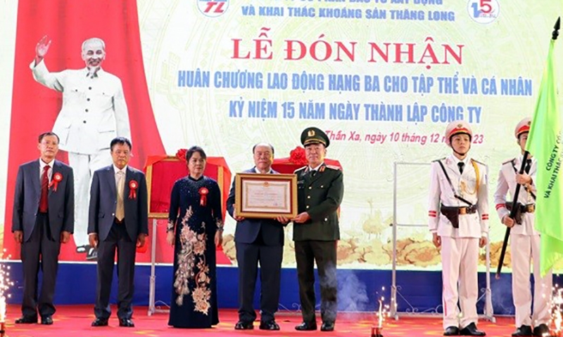 Công ty Cổ phần Đầu tư xây dựng và Khai thác khoáng sản Thăng Long: Đón nhận Huân chương Lao động hạng Ba