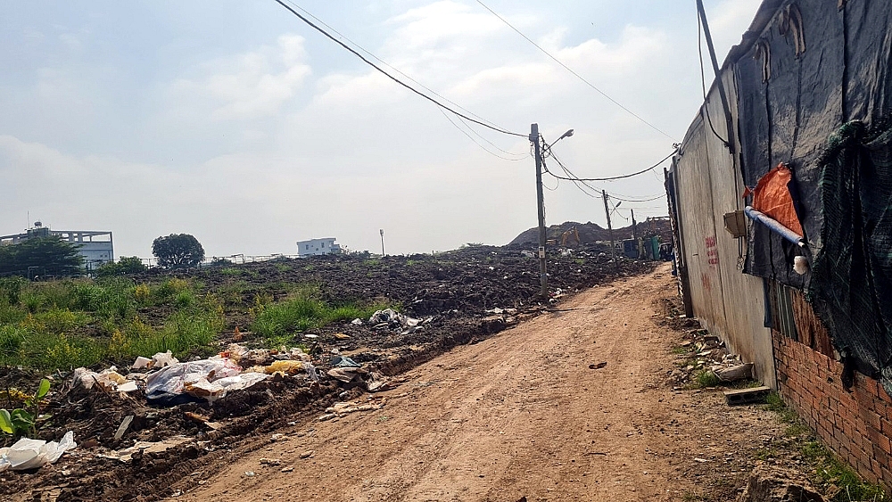 Thành phố Hồ Chí Minh: Xử phạt bãi tập kết đất san lấp trái phép “khủng” khiến người dân khốn khổ