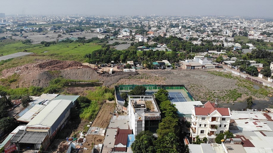Thành phố Hồ Chí Minh: Xử phạt bãi tập kết đất san lấp trái phép “khủng” khiến người dân khốn khổ