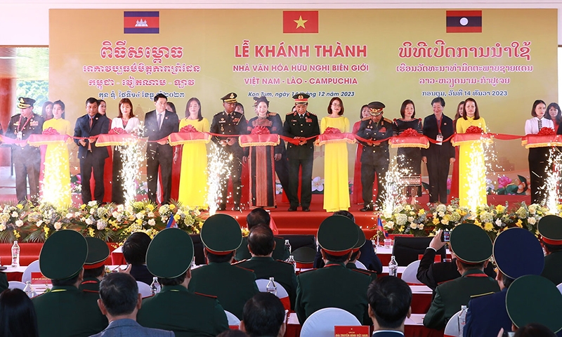 Kon Tum: Bộ trưởng Bộ Quốc phòng 3 nước cắt băng khánh thành Nhà Văn hóa Hữu Nghị