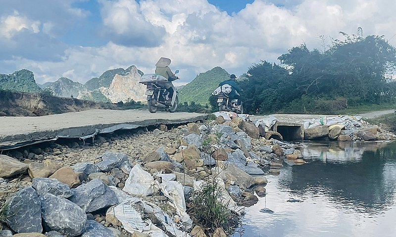 Tuyên Hóa (Quảng Bình): Hàng trăm hộ dân tự bỏ tiền làm đường qua suối