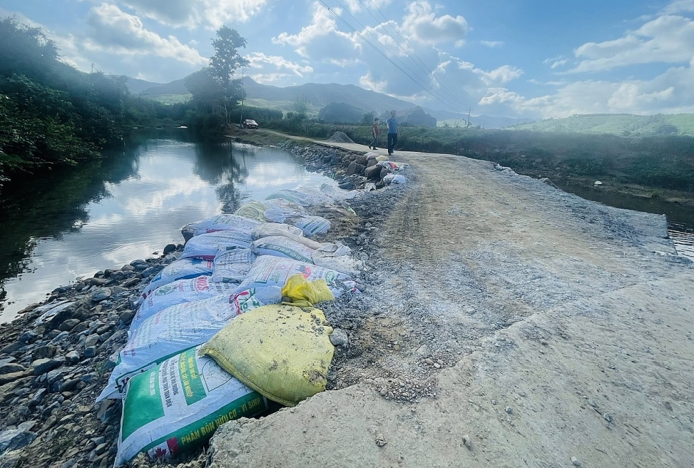 Tuyên Hóa (Quảng Bình): Hàng trăm hộ dân tự bỏ tiền làm đường qua suối