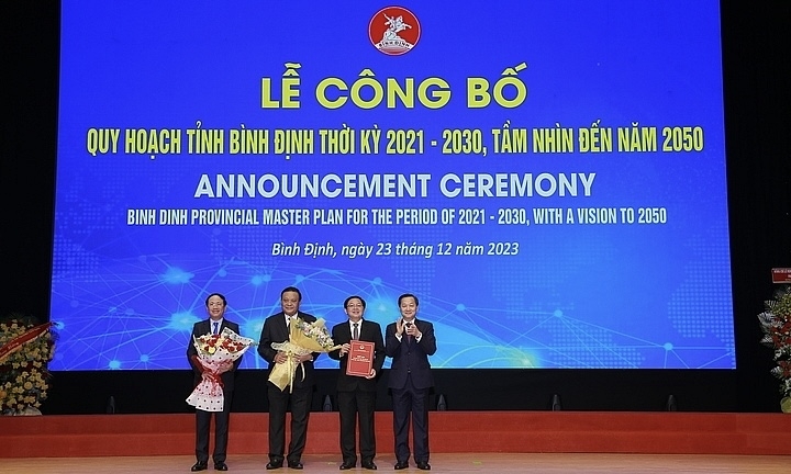 Phó Thủ tướng Chính phủ Lê Minh Khái trao Quyết định phê duyệt Quy hoạch tỉnh Bình Định