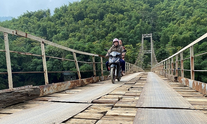 Quan Hóa (Thanh Hóa): Người dân liều mình đi trên cầu treo xuống cấp