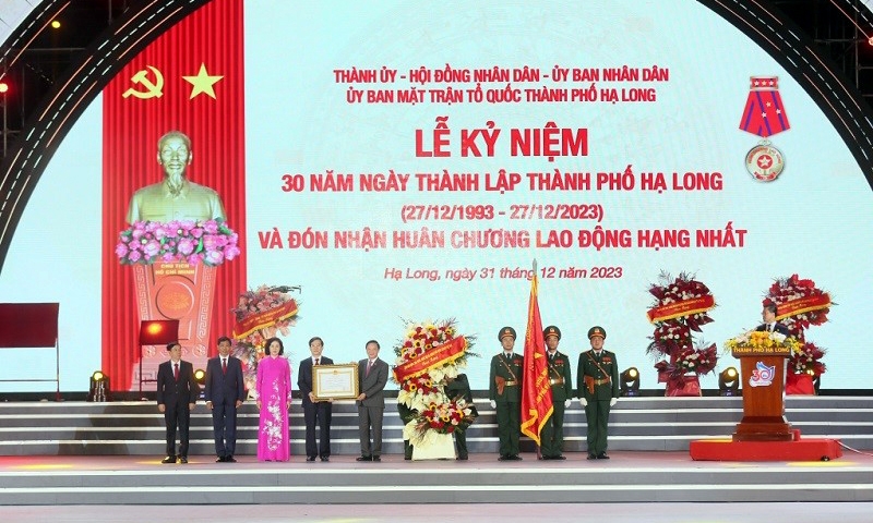 Thành phố Hạ Long kỷ niệm 30 năm Ngày thành lập và đón nhận Huân chương Lao động hạng Nhất