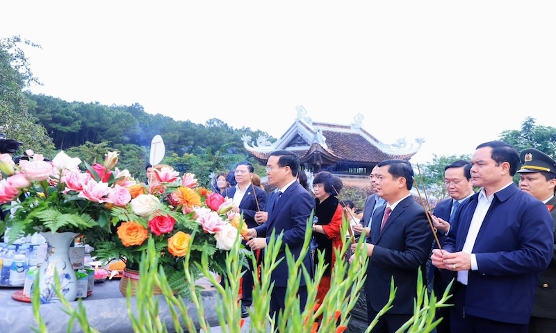 Chủ tịch nước Võ Văn Thưởng dâng hoa, dâng hương tưởng niệm Chủ tịch Hồ Chí Minh
