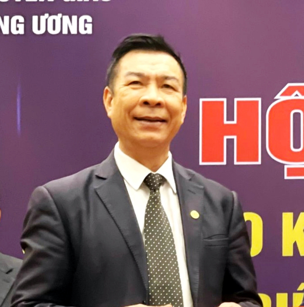 Ông Nguyễn Quang Mâu cầm tinh đất sét nung