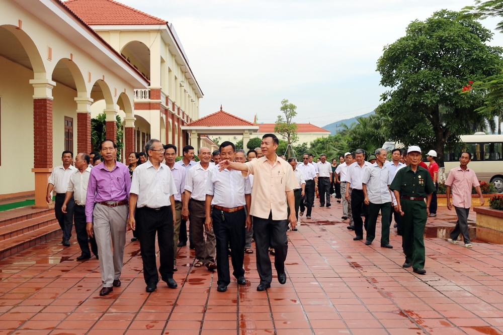 Ông Nguyễn Quang Mâu cầm tinh đất sét nung