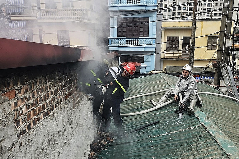 Cảnh sát phá tường để chữa cháy ngôi nhà ở Hà Nội