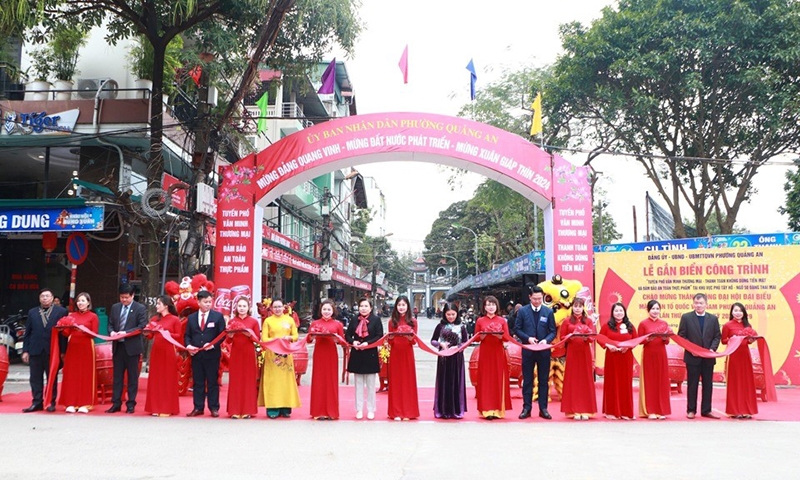 Hà Nội: Gắn biển “Tuyến phố văn minh thương mại – thanh toán không dùng tiền mặt và đảm bảo an toàn thực phẩm” quanh Phủ Tây Hồ